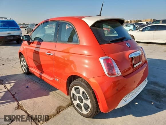 ✅ 2015 FIAT 500e • VIN: 3C3CFFGE9FT667097 • Lot: 82435505. Wystawiony na Copart z przebiegiem 69 950 mil. Bezpłatny archiwum sprzedaży aukcyjnych z USA i szczegółowy raport historii pojazdu na DreamBid. Zdjęcie 2.