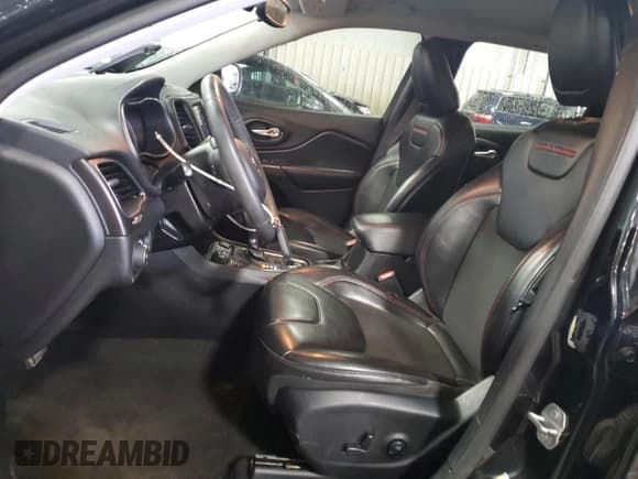 ✅ 2020 Jeep Cherokee Trailhawk • VIN: 1C4PJMBX4LD602457 • Lot: 57428125. Wystawiony na Copart z przebiegiem 81 963 mil. Bezpłatny archiwum sprzedaży aukcyjnych z USA i szczegółowy raport historii pojazdu na DreamBid. Zdjęcie 7.