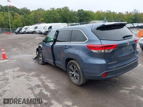 ✅ 2018 Toyota Highlander LE • VIN: 5TDBZRFH3JS878598 • Лот: 43164552. Опубликован ранее на IAAI с пробегом 74 060 миль. Бесплатный доступ к архиву аукционных продаж из США и подробный отчёт об истории автомобиля на DreamBid. Изображение 3.