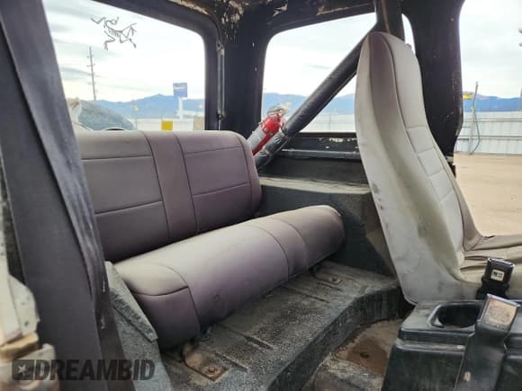 ✅ 1987 Jeep Wrangler • VIN: 2BCCV8143HB520719 • Lot: 92108075. Wystawiony na Copart z przebiegiem 198 485 mil. Bezpłatny archiwum sprzedaży aukcyjnych z USA i szczegółowy raport historii pojazdu na DreamBid. Zdjęcie 10.