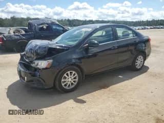 2017 Chevrolet Sonic LT z VIN 1G1JD5SH2H4125295, wystawiony jako Copart lot #81682455 z przebiegiem 67 124 mil mil oraz Szkoda całkowita • Salvage title. Historia ofert i sprzedaży dostępna na DreamBid. Obrazek 1.