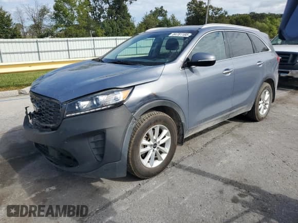 ✅ 2020 Kia Sorento LX • VIN: 5XYPG4A36LG633112 • Лот: 84781185. Опубликован ранее на Copart с пробегом 111 053 миль. Бесплатный доступ к архиву аукционных продаж из США и подробный отчёт об истории автомобиля на DreamBid. Изображение 1.