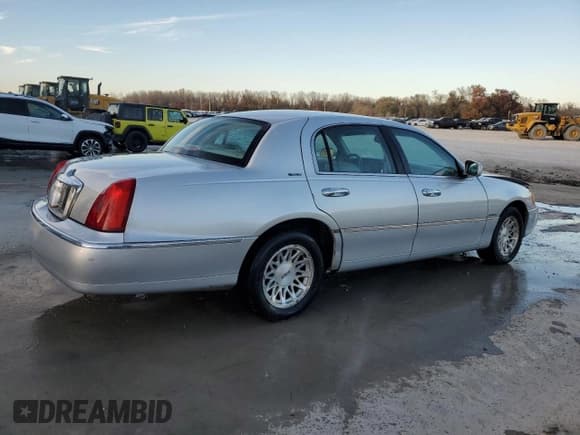 ✅ 1998 Lincoln Town Car Signature • VIN: 1LNFM82W4WY683955 • Lot: 92408325. Listed on Copart with 161,934 mi. Free auction sales archive from the USA and detailed vehicle history report at DreamBid. Image 3.