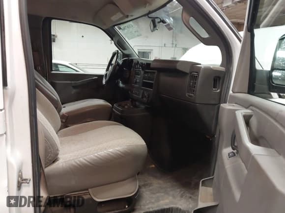 ✅ 2020 Chevrolet Express Cargo • VIN: 1GCWGAFP5L1266659 • Lot: 42067566. Wystawiony na IAAI z przebiegiem 122 413 mil. Bezpłatny archiwum sprzedaży aukcyjnych z USA i szczegółowy raport historii pojazdu na DreamBid. Zdjęcie 5.