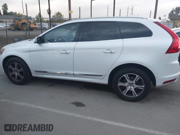 ✅ 2014 Volvo XC60 R-Design Premier Plus • VIN: YV4902DZ1E2545631 • Lot: 43698863. Listed on IAAI with 196,601 mi. Free auction sales archive from the USA and detailed vehicle history report at DreamBid. Image 14.