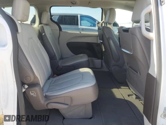 ✅ 2018 Chrysler Pacifica Touring L Plus • VIN: 2C4RC1EG5JR270357 • Lot: 82079415. Listed on Copart with 69,207 mi. Free auction sales archive from the USA and detailed vehicle history report at DreamBid. Image 11.