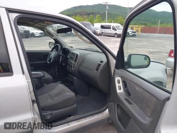 ✅ 2003 Ford Escape XLT Popular 2 • VIN: 1FMYU93193KC76018 • Lot: 42355904. Listed on IAAI with 233,131 mi. Free auction sales archive from the USA and detailed vehicle history report at DreamBid. Image 5.