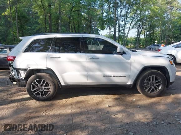 2020 Jeep Grand Cherokee Altitude z VIN 1C4RJEAG9LC106401, wystawiony jako IAAI lot #42611111 z przebiegiem 60 486 mil mil oraz . Historia ofert i sprzedaży dostępna na DreamBid. Obrazek 13.