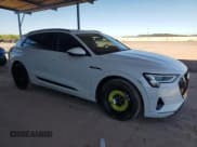 ✅ 2021 Audi e-tron Premium • VIN: WA1AAAGE3MB030607 • Lot: 66334385. Wystawiony na Copart z przebiegiem 23 483 mil. Bezpłatny archiwum sprzedaży aukcyjnych z USA i szczegółowy raport historii pojazdu na DreamBid. Zdjęcie 4.