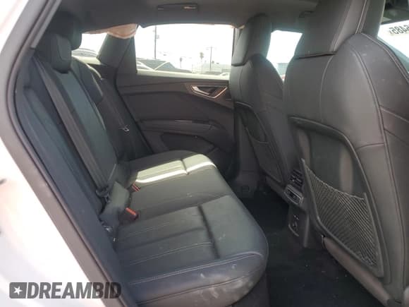 ✅ 2023 Audi Q4 e-tron Sportback Premium Plus • VIN: WA132BFZ3PP066773 • Lot: 70006485. Wystawiony na Copart z przebiegiem 33 764 mil. Bezpłatny archiwum sprzedaży aukcyjnych z USA i szczegółowy raport historii pojazdu na DreamBid. Zdjęcie 11.