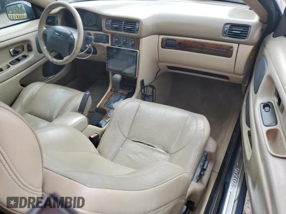 ✅ 2000 Volvo C70 • VIN: YV1NC56D4YJ010342 • Lot: 68419055. Wystawiony na Copart z przebiegiem 101 043 mil. Bezpłatny archiwum sprzedaży aukcyjnych z USA i szczegółowy raport historii pojazdu na DreamBid. Zdjęcie 8.