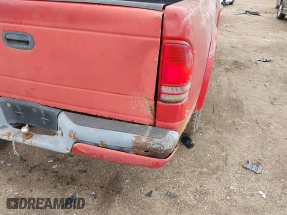 2002 Dodge Dakota Sport z VIN 1B7GL32XX2S558947, wystawiony jako IAAI lot #41538339 z przebiegiem 126 150 mil mil oraz . Historia ofert i sprzedaży dostępna na DreamBid. Obrazek 6.