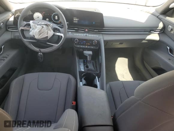 ✅ 2025 Hyundai Elantra SEL Convenience • VIN: KMHLS4DGXSU927584 • Lot: 80454775. Wystawiony na Copart z przebiegiem 941 mil. Bezpłatny archiwum sprzedaży aukcyjnych z USA i szczegółowy raport historii pojazdu na DreamBid. Zdjęcie 8.