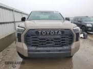 ✅ 2025 Toyota Tundra TRD Pro Hybrid • VIN: 5TFPC5DB8SX090510 • Lot: 47628565. Wystawiony na Copart z przebiegiem 77 mil. Bezpłatny archiwum sprzedaży aukcyjnych z USA i szczegółowy raport historii pojazdu na DreamBid. Zdjęcie 5.