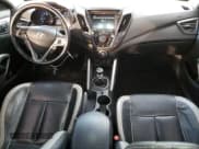 ✅ 2015 Hyundai Veloster Turbo • VIN: KMHTC6AE8FU233672 • Lot: 81732514. Wystawiony na Copart z przebiegiem 88 708 mil. Bezpłatny archiwum sprzedaży aukcyjnych z USA i szczegółowy raport historii pojazdu na DreamBid. Zdjęcie 8.