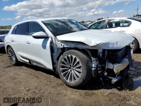 ✅ 2019 Audi e-tron Prestige • VIN: WA1VABGEXKB022962 • Lot: 46840743. Wystawiony na Copart z przebiegiem 22 368 mil. Bezpłatny archiwum sprzedaży aukcyjnych z USA i szczegółowy raport historii pojazdu na DreamBid. Zdjęcie 4.