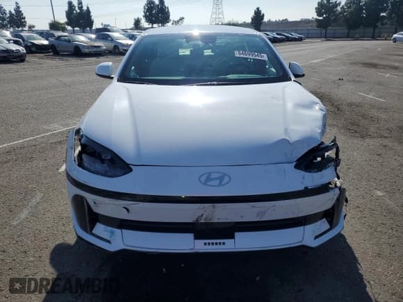 ✅ 2025 Hyundai Ioniq 6 SEL • VIN: KMHM34AA1SA085902 • Lot: 84699545. Listed on Copart with 8,637 mi. Free auction sales archive from the USA and detailed vehicle history report at DreamBid. Image 5.
