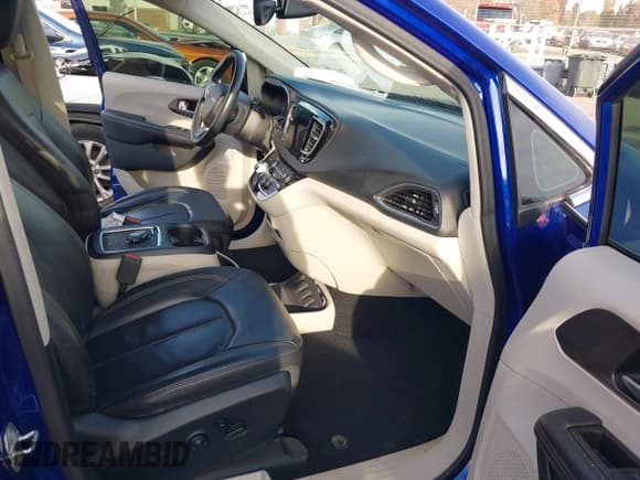 ✅ 2018 Chrysler Pacifica Touring L Plus • VIN: 2C4RC1EG4JR257745 • Lot: 43676603. Wystawiony na IAAI z przebiegiem 54 373 mil. Bezpłatny archiwum sprzedaży aukcyjnych z USA i szczegółowy raport historii pojazdu na DreamBid. Zdjęcie 5.