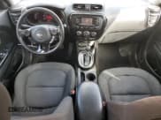 ✅ 2015 Kia Soul + • VIN: KNDJX3A52F7749684 • Lot: 82550785. Wystawiony na Copart z przebiegiem 133 564 mil. Bezpłatny archiwum sprzedaży aukcyjnych z USA i szczegółowy raport historii pojazdu na DreamBid. Zdjęcie 8.