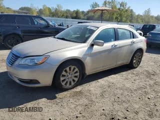 ✅ 2014 Chrysler 200 LX • VIN: 1C3CCBAB6EN211122 • Лот: 84817125. Опубликован ранее на Copart с пробегом 169 158 миль. Бесплатный доступ к архиву аукционных продаж из США и подробный отчёт об истории автомобиля на DreamBid. Изображение 1.