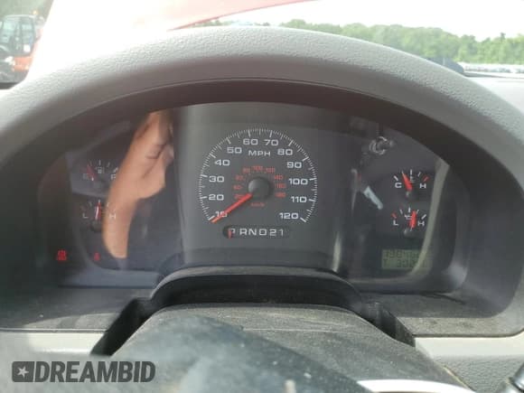 ✅ 2006 Ford F-150 XL • VIN: 1FTRF14W06NB27403 • Лот: 63249345. Опубликован ранее на Copart с пробегом 130 462 миль. Бесплатный доступ к архиву аукционных продаж из США и подробный отчёт об истории автомобиля на DreamBid. Изображение 9.