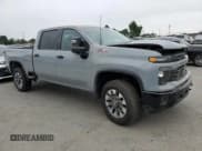 ✅ 2025 Chevrolet Silverado 2500HD Custom • VIN: 2GC4KME7XS1122705 • Lot: 67320595. Wystawiony na Copart z przebiegiem 7 276 mil. Bezpłatny archiwum sprzedaży aukcyjnych z USA i szczegółowy raport historii pojazdu na DreamBid. Zdjęcie 4.