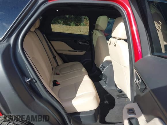 ✅ 2019 Jaguar F-Pace 25t Premium • VIN: SADCJ2GX7KA367844 • Lot: 43490679. Wystawiony na IAAI z przebiegiem 80 486 mil. Bezpłatny archiwum sprzedaży aukcyjnych z USA i szczegółowy raport historii pojazdu na DreamBid. Zdjęcie 8.