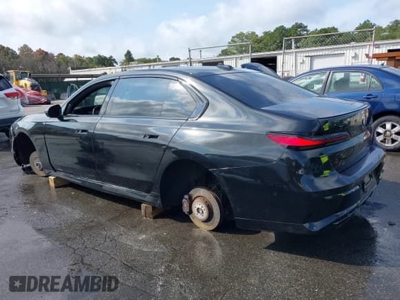 ✅ 2024 BMW i7 M70 • VIN: WBY83EH03RCP11679 • Lot: 43275388. Wystawiony na IAAI z przebiegiem 21 454 mil. Bezpłatny archiwum sprzedaży aukcyjnych z USA i szczegółowy raport historii pojazdu na DreamBid. Zdjęcie 3.