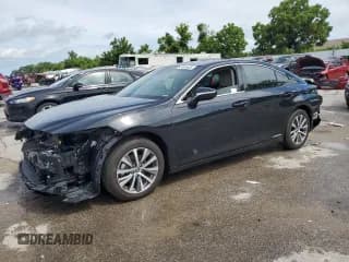 ✅ 2021 Lexus ES 300h • VIN: 58ADA1C13MU004815 • Lot: 64849405. Wystawiony na Copart z przebiegiem 19 401 mil. Bezpłatny archiwum sprzedaży aukcyjnych z USA i szczegółowy raport historii pojazdu na DreamBid. Zdjęcie 1.