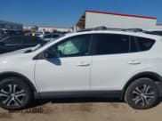 ✅ 2017 Toyota RAV4 LE • VIN: 2T3ZFREV2HW369657 • Lot: 43507121. Wystawiony na IAAI z przebiegiem 34 157 mil. Bezpłatny archiwum sprzedaży aukcyjnych z USA i szczegółowy raport historii pojazdu na DreamBid. Zdjęcie 14.