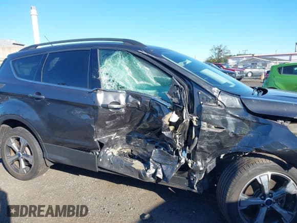 ✅ 2017 Ford Escape SE • VIN: 1FMCU9G96HUA74078 • Lot: 43470744. Wystawiony na IAAI z przebiegiem 94 557 mil. Bezpłatny archiwum sprzedaży aukcyjnych z USA i szczegółowy raport historii pojazdu na DreamBid. Zdjęcie 6.