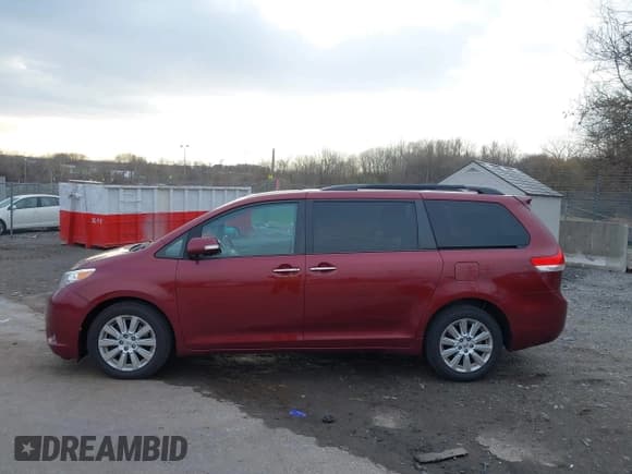 ✅ 2013 Toyota Sienna XLE • VIN: 5TDDK3DC1DS068215 • Lot: 41610737. Wystawiony na IAAI z przebiegiem 168 186 mil. Bezpłatny archiwum sprzedaży aukcyjnych z USA i szczegółowy raport historii pojazdu na DreamBid. Zdjęcie 14.