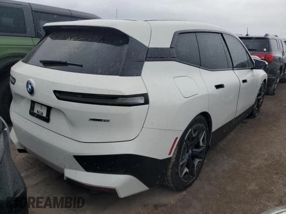 ✅ 2022 BMW iX xDrive50 • VIN: WB523CF0XNCK59055 • Lot: 74855624. Wystawiony na Copart z przebiegiem Nie podano. Bezpłatny archiwum sprzedaży aukcyjnych z USA i szczegółowy raport historii pojazdu na DreamBid. Zdjęcie 3.