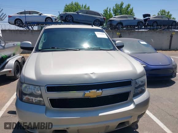 2014 Chevrolet Suburban LT z VIN 1GNSCJE05ER117100, wystawiony jako IAAI lot #42624986 z przebiegiem 198 729 mil mil oraz . Historia ofert i sprzedaży dostępna na DreamBid. Obrazek 12.