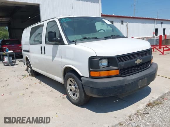 ✅ 2013 Chevrolet Express Cargo • VIN: 1GCSGAFX2D1152635 • Lot: 42768190. Wystawiony na IAAI z przebiegiem 399 946 mil. Bezpłatny archiwum sprzedaży aukcyjnych z USA i szczegółowy raport historii pojazdu na DreamBid. Zdjęcie 1.