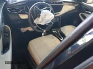 ✅ 2021 Buick Encore GX Preferred • VIN: KL4MMBS21MB037952 • Lot: 80795765. Wystawiony na Copart z przebiegiem Nie podano. Bezpłatny archiwum sprzedaży aukcyjnych z USA i szczegółowy raport historii pojazdu na DreamBid. Zdjęcie 8.