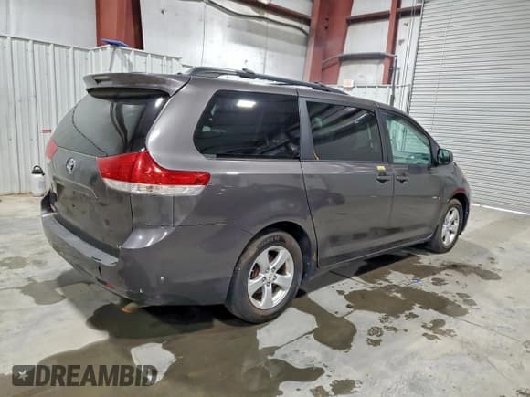 ✅ 2012 Toyota Sienna LE • VIN: 5TDKK3DC2CS242816 • Лот: 93912105. Опубликован ранее на Copart с пробегом 288 438 миль. Бесплатный доступ к архиву аукционных продаж из США и подробный отчёт об истории автомобиля на DreamBid. Изображение 3.