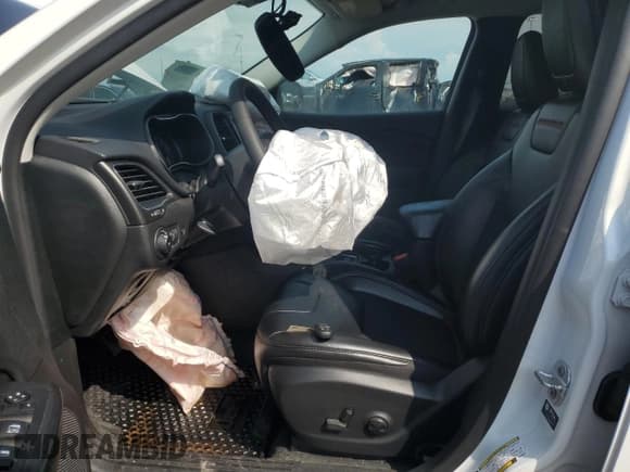 ✅ 2023 Jeep Cherokee Trailhawk • VIN: 1C4PJMBN0PD106916 • Lot: 61921595. Wystawiony na Copart z przebiegiem 16 768 mil. Bezpłatny archiwum sprzedaży aukcyjnych z USA i szczegółowy raport historii pojazdu na DreamBid. Zdjęcie 7.