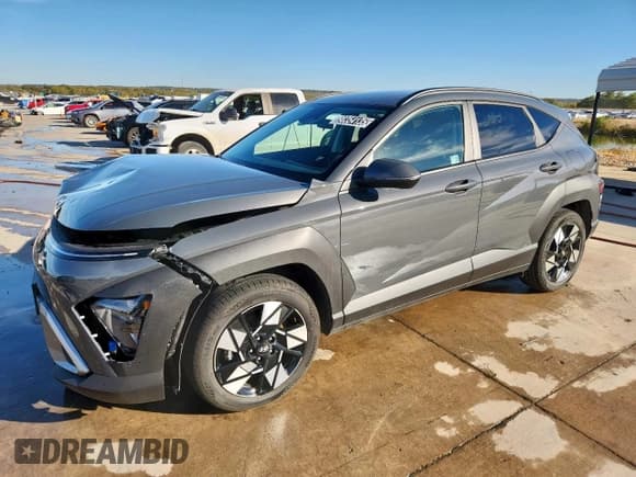 ✅ 2025 Hyundai Kona SEL • VIN: KM8HB3AB9SU312405 • Lot: 90354135. Wystawiony na Copart z przebiegiem 8 373 mil. Bezpłatny archiwum sprzedaży aukcyjnych z USA i szczegółowy raport historii pojazdu na DreamBid. Zdjęcie 1.