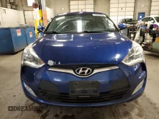 ✅ 2017 Hyundai Veloster • VIN: KMHTC6AD3HU323175 • Lot: 79298984. Wystawiony na Copart z przebiegiem 104 292 mil. Bezpłatny archiwum sprzedaży aukcyjnych z USA i szczegółowy raport historii pojazdu na DreamBid. Zdjęcie 5.