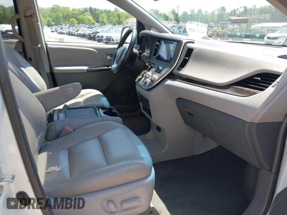 ✅ 2017 Toyota Sienna XLE Auto Access Seat • VIN: 5TDYZ3DC9HS889730 • Lot: 42171616. Listed on IAAI with 92,822 mi. Free auction sales archive from the USA and detailed vehicle history report at DreamBid. Image 5.