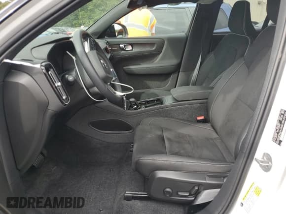 ✅ 2024 Volvo XC40 Ultimate • VIN: YV4ER3XM1R2293945 • Lot: 72382484. Wystawiony na Copart z przebiegiem 4 910 mil. Bezpłatny archiwum sprzedaży aukcyjnych z USA i szczegółowy raport historii pojazdu na DreamBid. Zdjęcie 7.