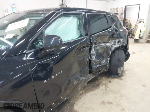 ✅ 2022 Chevrolet Blazer LT • VIN: 3GNKBHR42NS132482 • Lot: 43575302. Wystawiony na IAAI z przebiegiem 34 081 mil. Bezpłatny archiwum sprzedaży aukcyjnych z USA i szczegółowy raport historii pojazdu na DreamBid. Zdjęcie 6.