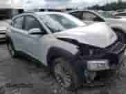 2021 Hyundai Kona SEL z VIN KM8K2CAA1MU696213, wystawiony jako Copart lot #65401865 z przebiegiem 53 974 mil mil oraz Szkoda całkowita • Salvage title. Historia ofert i sprzedaży dostępna na DreamBid. Obrazek 4.