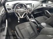 ✅ 2017 Hyundai Veloster • VIN: KMHTC6AD2HU321868 • Lot: 79083584. Wystawiony na Copart z przebiegiem 105 528 mil. Bezpłatny archiwum sprzedaży aukcyjnych z USA i szczegółowy raport historii pojazdu na DreamBid. Zdjęcie 8.