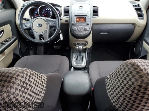 ✅ 2013 Kia Soul + • VIN: KNDJT2A63D7560957 • Лот: 92114055. Опубликован ранее на Copart с пробегом 64 062 миль. Бесплатный доступ к архиву аукционных продаж из США и подробный отчёт об истории автомобиля на DreamBid. Изображение 8.