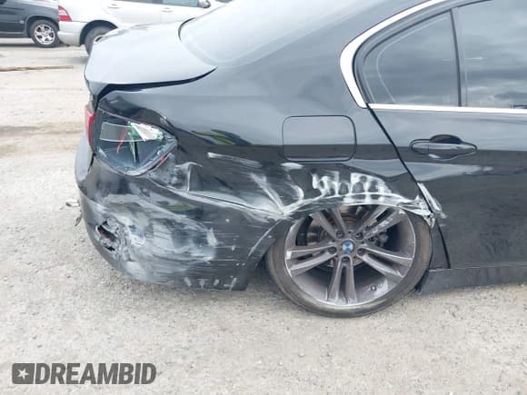 ✅ 2018 BMW 3 Series 330i xDrive • VIN: WBA8D9G56JNU71360 • Lot: 42778445. Wystawiony na IAAI z przebiegiem 69 291 mil. Bezpłatny archiwum sprzedaży aukcyjnych z USA i szczegółowy raport historii pojazdu na DreamBid. Zdjęcie 17.