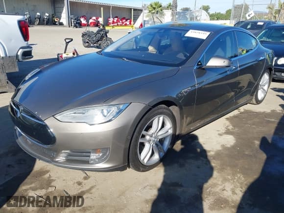 ✅ 2015 Tesla Model S 85D • VIN: 5YJSA1H29FF085139 • Лот: 43828349. Опубликован ранее на IAAI с пробегом 143 212 миль. Бесплатный доступ к архиву аукционных продаж из США и подробный отчёт об истории автомобиля на DreamBid. Изображение 2.