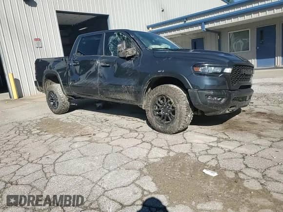 2025 Ram 1500 Rebel z VIN 1C6SRFLP5SN715296, wystawiony jako Copart lot #70108725 z przebiegiem 5 901 mil mil oraz Szkoda całkowita • Salvage title. Historia ofert i sprzedaży dostępna na DreamBid. Obrazek 13.