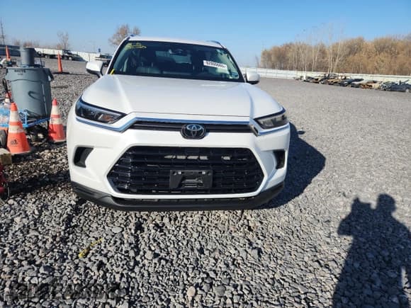 ✅ 2024 Toyota Highlander XLE • VIN: 5TDAAAB58RS025318 • Lot: 92800665. Listed on Copart with 27,713 mi. Free auction sales archive from the USA and detailed vehicle history report at DreamBid. Image 5.